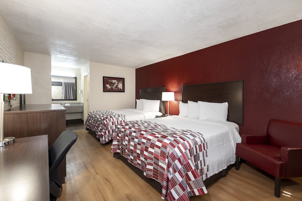 Deluxe Room, 2 Queen Beds, Smoking - Photo 7