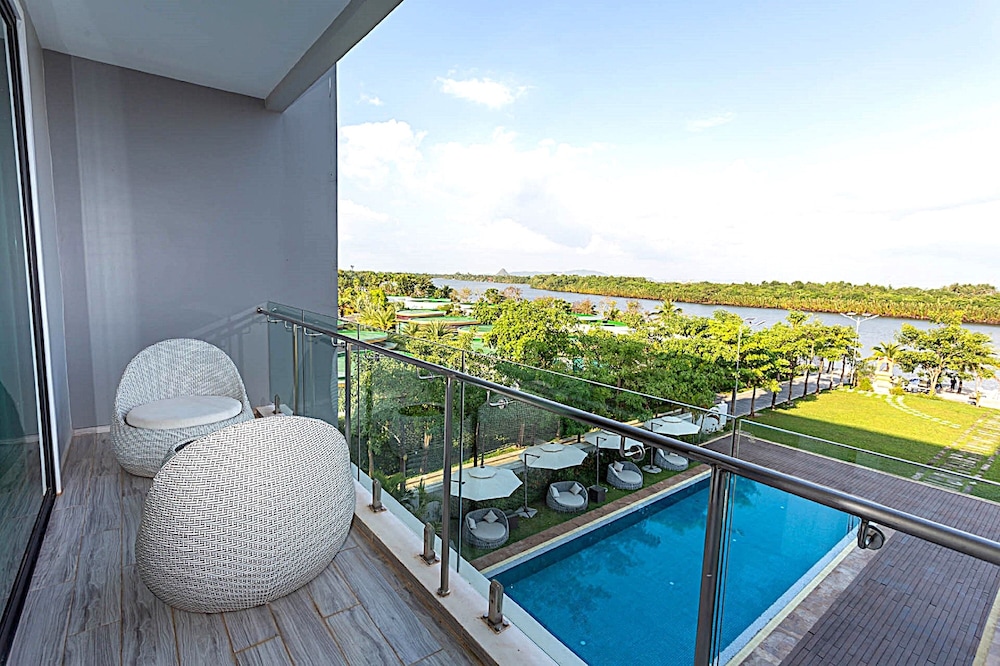 Grand Deluxe Twin Pool View - Photo 3