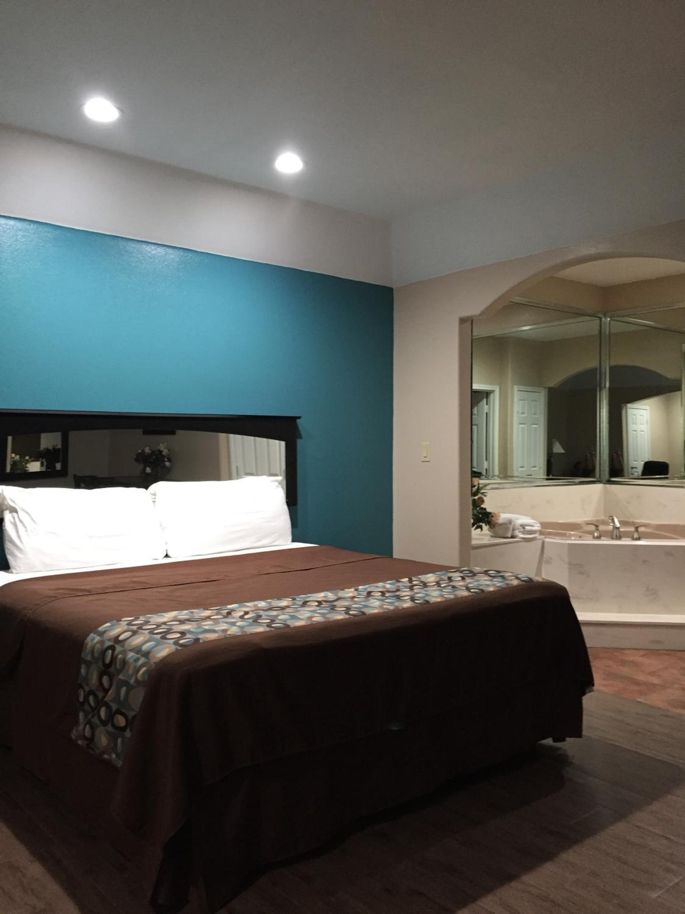 King Suite with Spa Bath - Photo 4