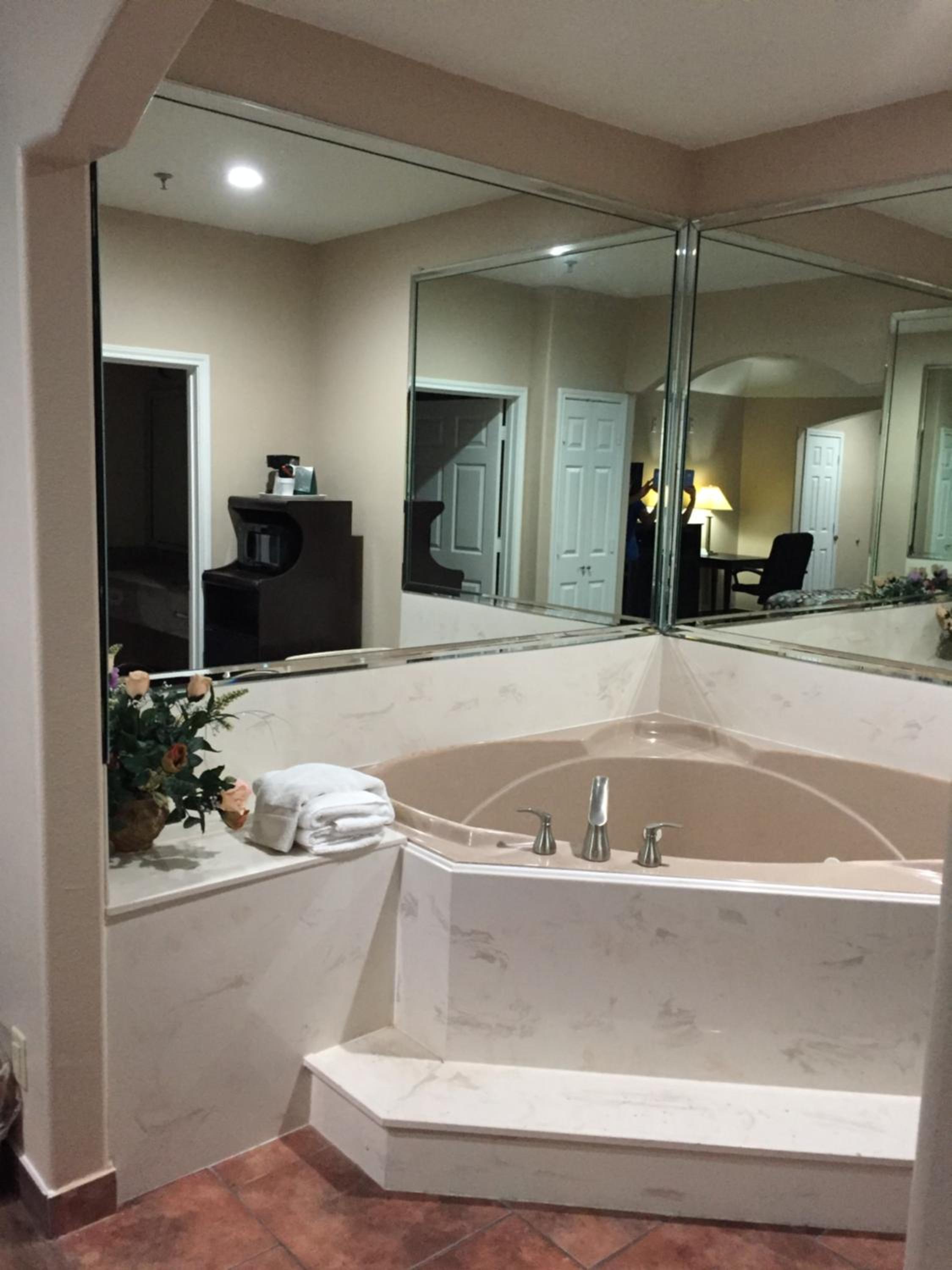 King Suite with Spa Bath - Photo 3