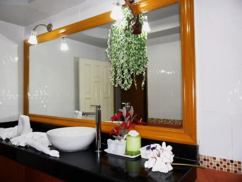 Deluxe Room - Photo 13