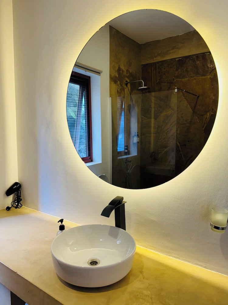 Deluxe Double Room - Photo 14