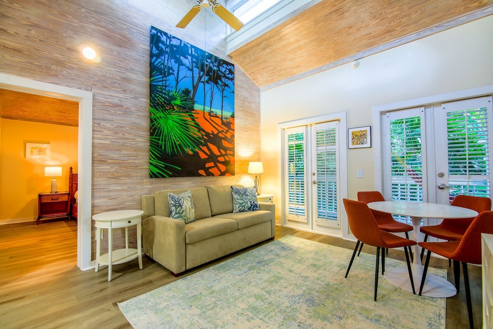 Deluxe Townhome, 1 King Bed w/Sofa bed - Parrot's Perch 103