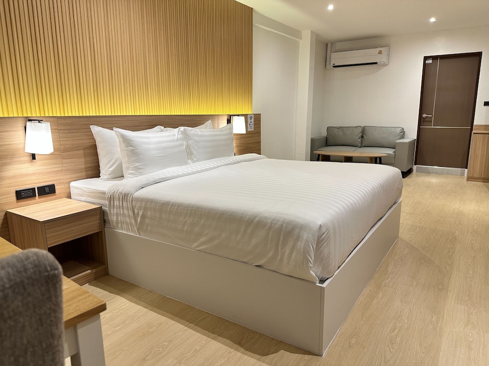 Deluxe Double Room, No Window, Non-Smoking photo 1