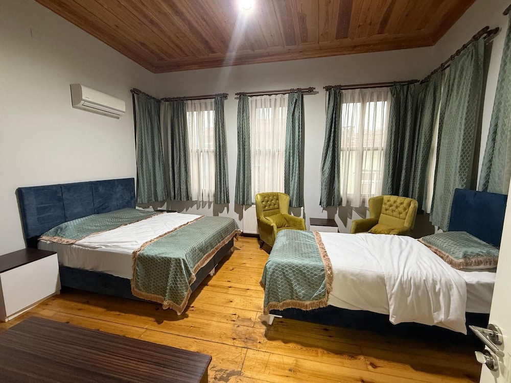 Deluxe Triple Room, City View photo 3