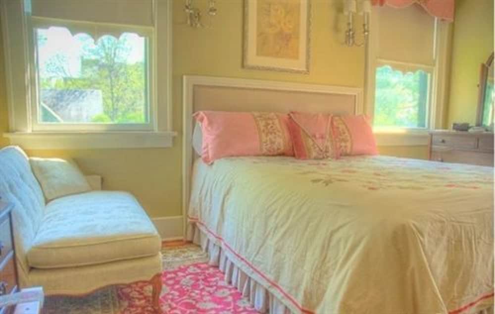Classic Room, 1 Queen Bed photo 3