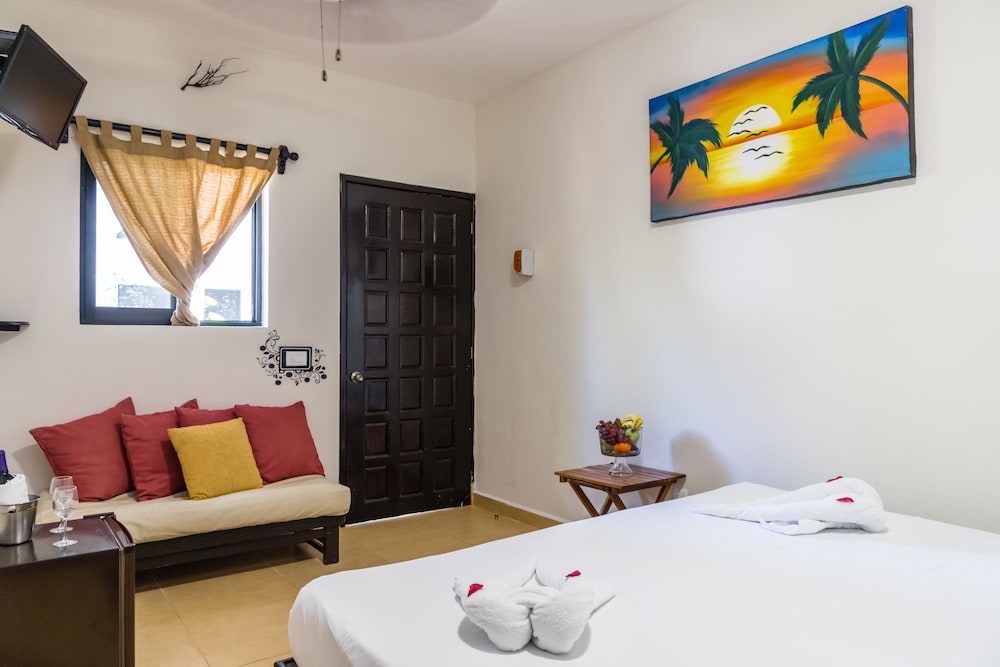 Standard Double Room, 1 King Bed, Non Smoking, Pool View (Suie King) photo 1