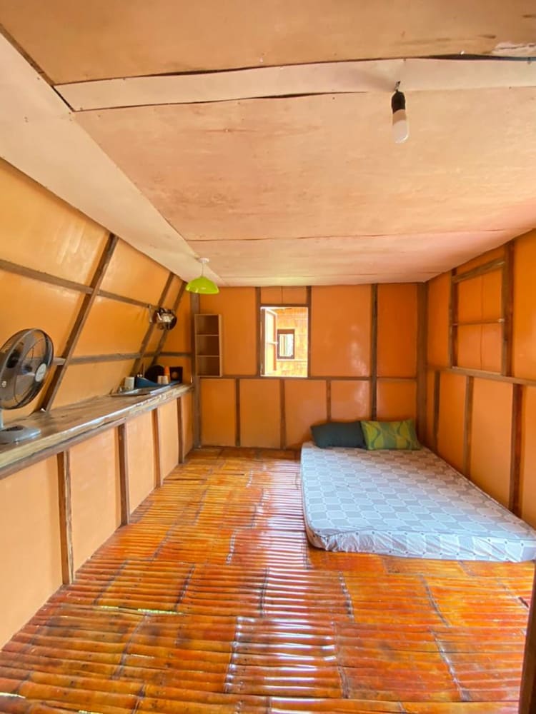 Family Room, Shared Bathroom - Photo 3