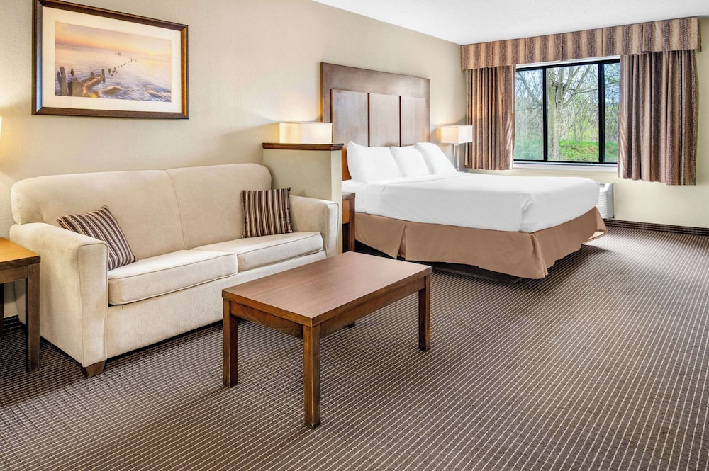 Suite, 1 King Bed With Sofa Bed, Non Smoking, Jetted Tub photo 3