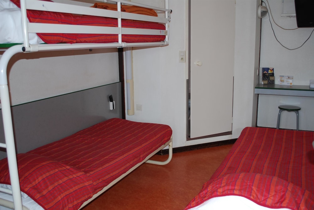 Standard Room, 3 Twin Beds - Photo 1