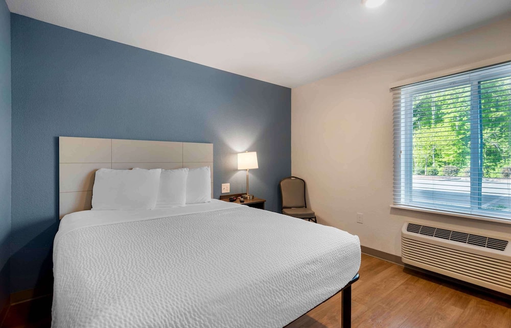 Standard Studio, 1 Queen Bed, Non Smoking, Refrigerator & Microwave