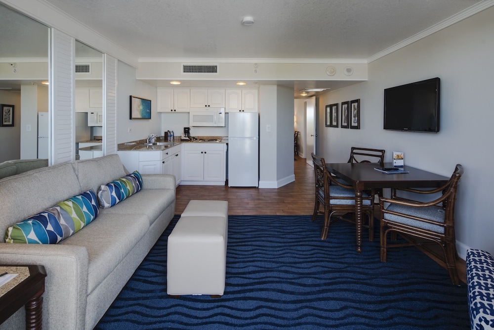 Tropical View Villa Two Bedroom with Balcony 2 Queen and 2 Double Beds - Photo 4