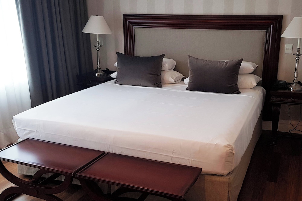 Classic Room, 1 King Bed, Pool Access