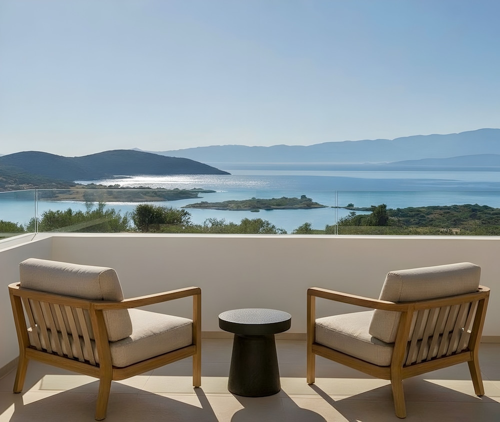 Deluxe Suite, Pool Access, Garden View photo 2