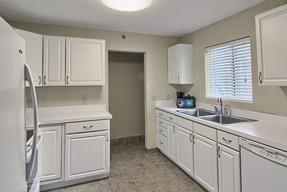 Non-Beach View 2 King Studio with Kitchen photo 2