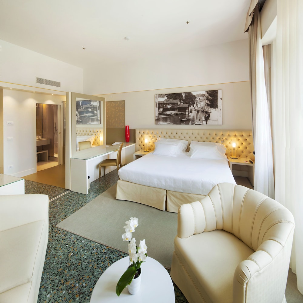 Junior Suite, Canal View thumbnail 5