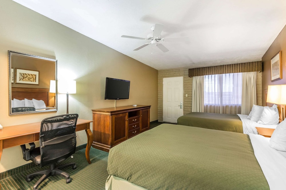 Standard Room, 2 Queen Beds, Mountain View photo 3