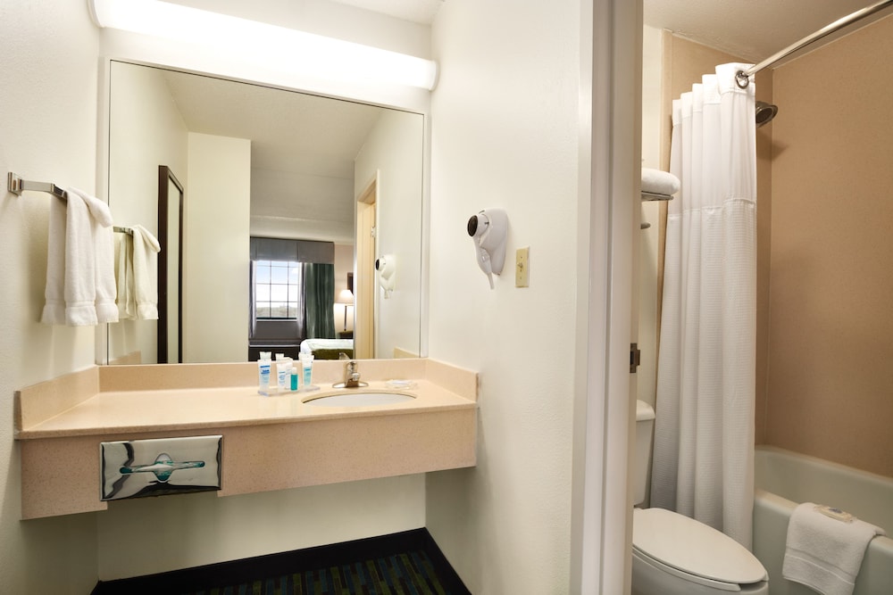 Family Suite, 2 Bedrooms, Non Smoking (1 King and 2 Queen Beds) - Photo 5