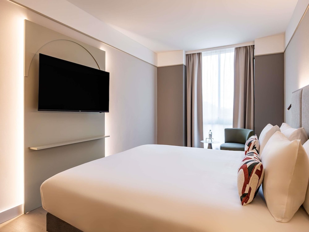 Deluxe Room, 1 King Bed - Photo 1