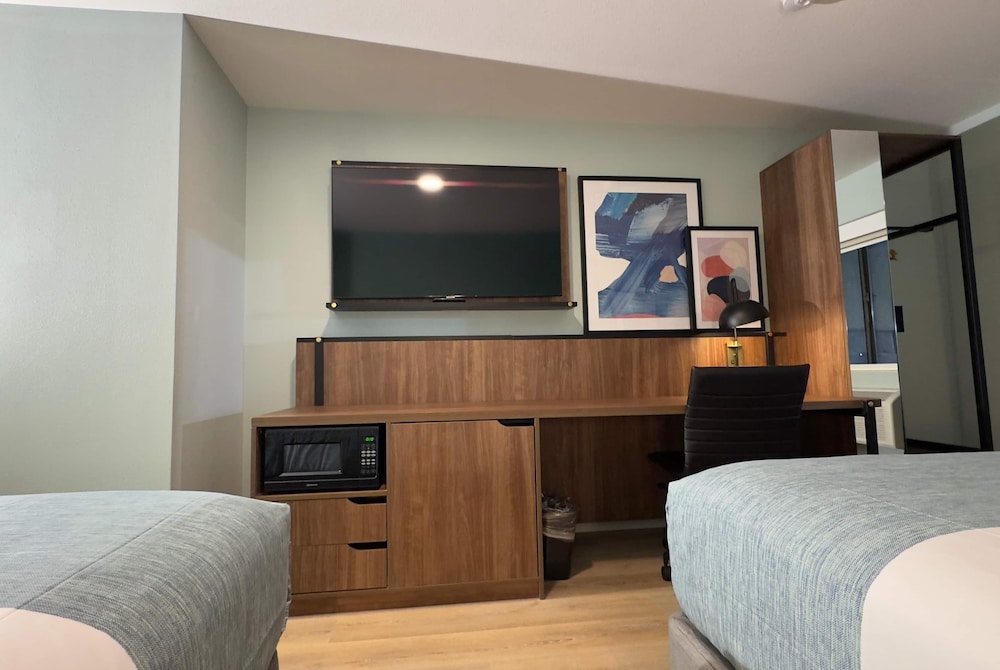 Room, 2 Queen Beds, Non Smoking - Photo 8