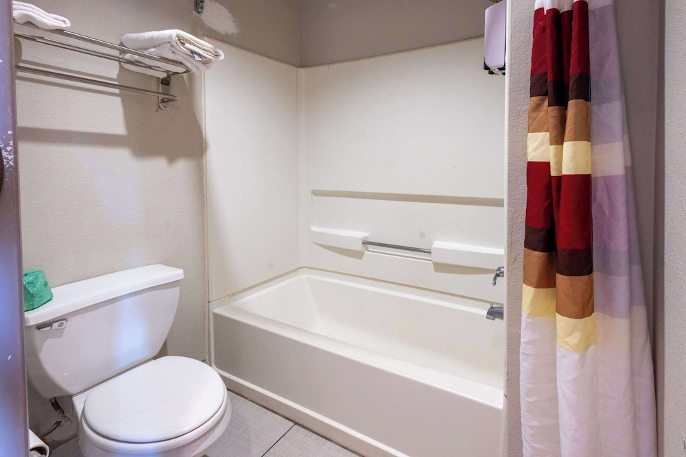 Standard Room, 2 Double Beds, Non Smoking - Photo 8