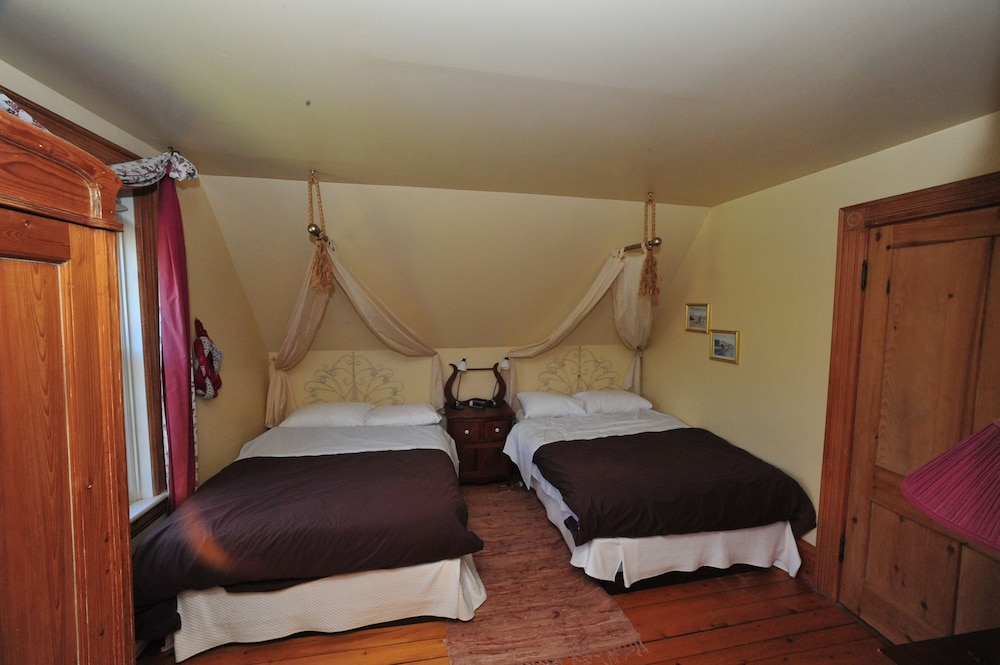 Family Room (Two Double Beds and One Single Bed) photo 2