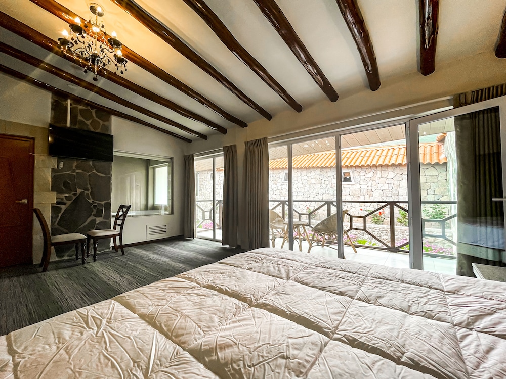 Deluxe Room, 1 King Bed, Jetted Tub, Mountain View photo 2