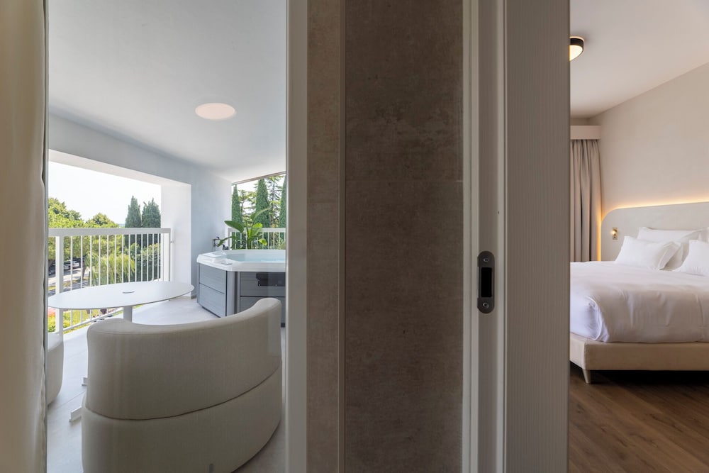 Junior Suite, Hot Tub - Photo 7
