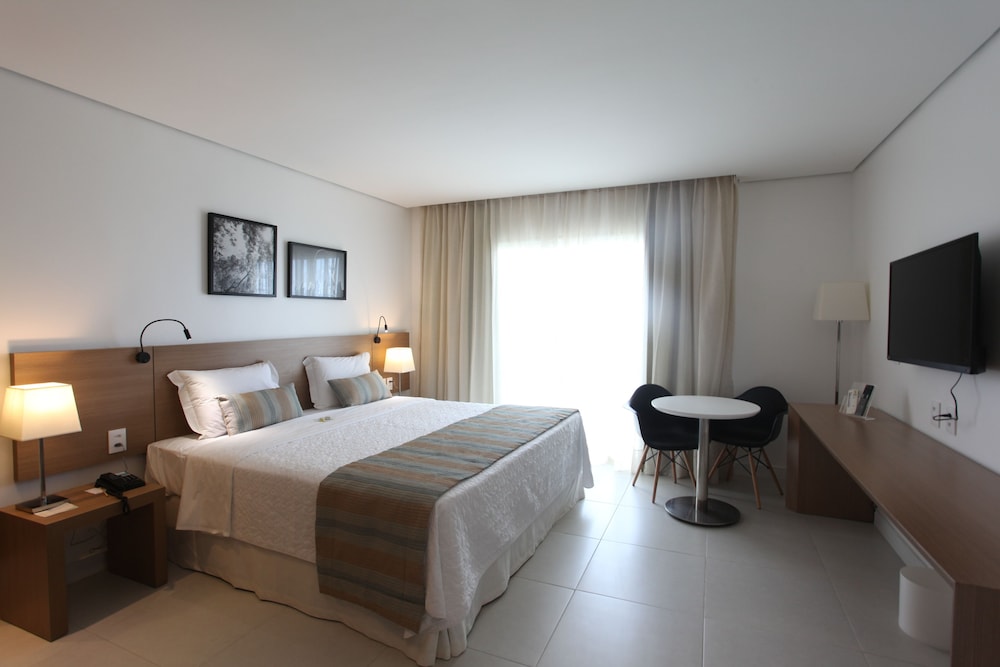 Deluxe Room, Pool View thumbnail 5