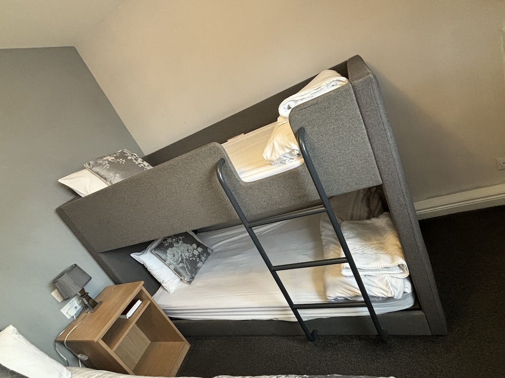 Suite, Ensuite (4-2 Adults & 2 Children)