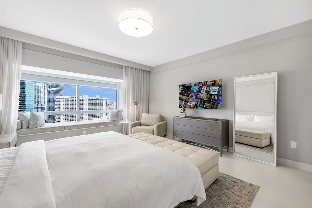 Deluxe Condo, City View photo 3