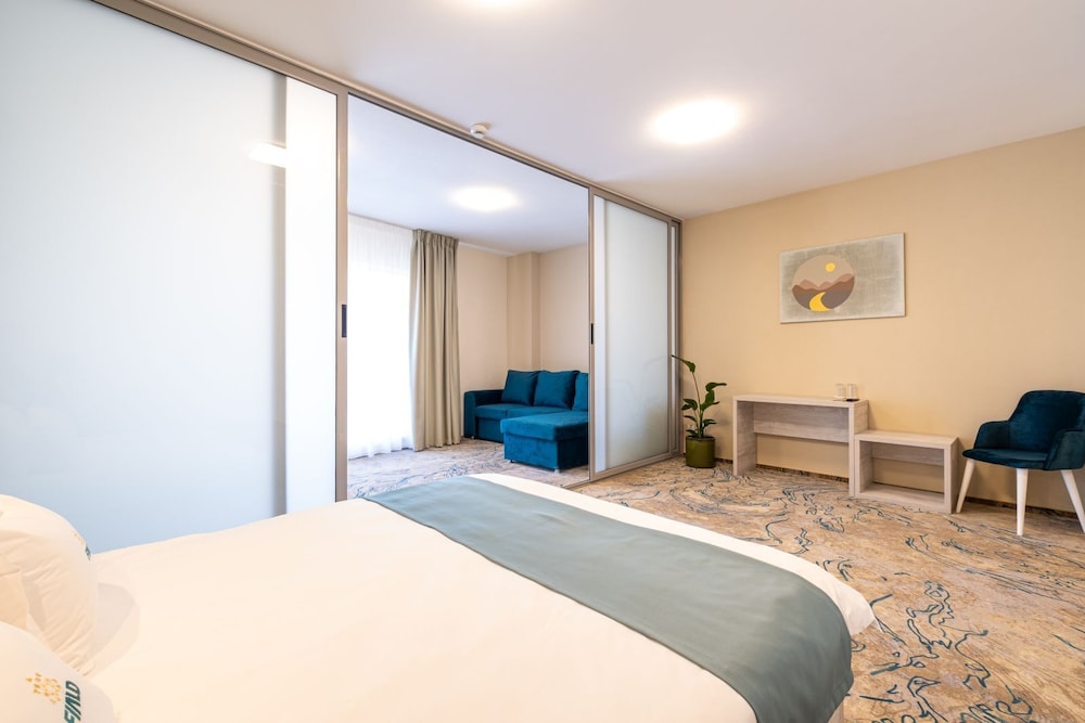 Grand Room, Pool Access photo 2