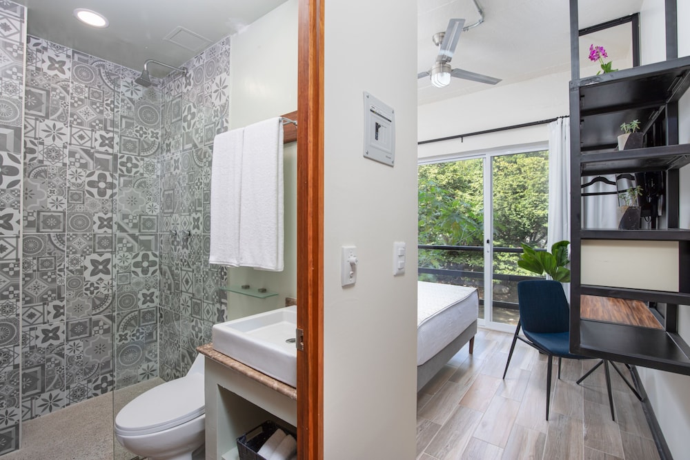 Deluxe Room - Photo 9