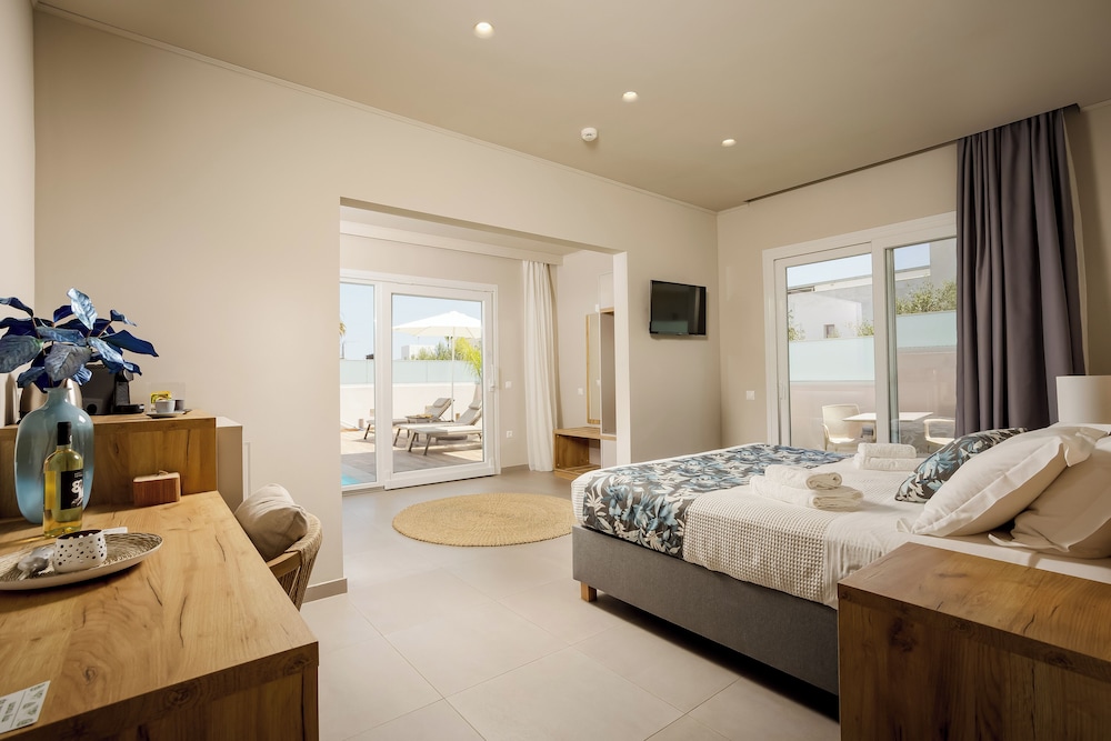 Superior Studio Suite, Private Pool, Beachfront