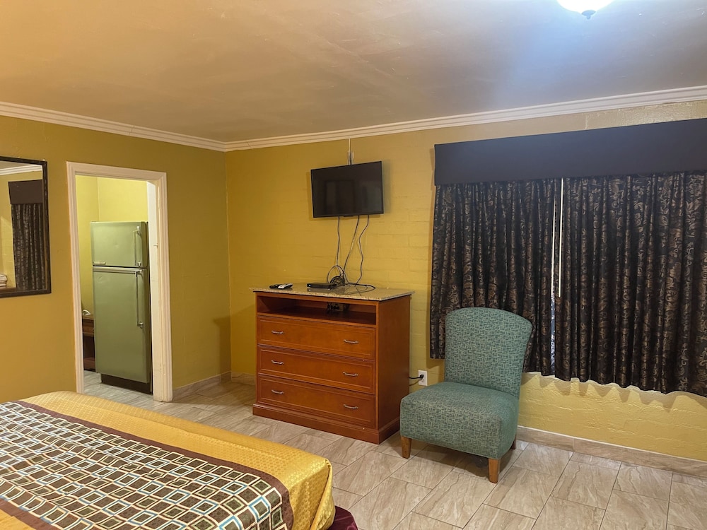 Basic Room, 1 King Bed, Non Smoking photo 2