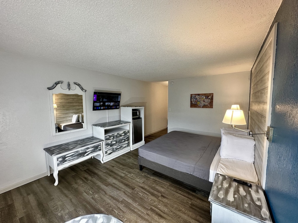 Basic Single Room, 1 King Bed, Non Smoking photo 1