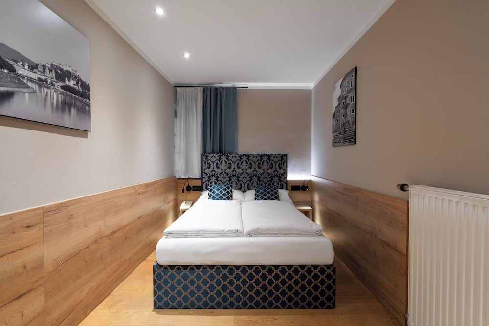 Small "Budget" Double Room - Photo 1