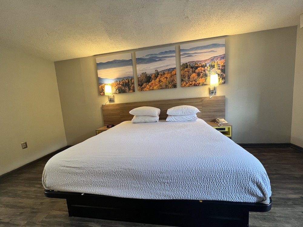 Standard Room, 1 King Bed - Photo 3