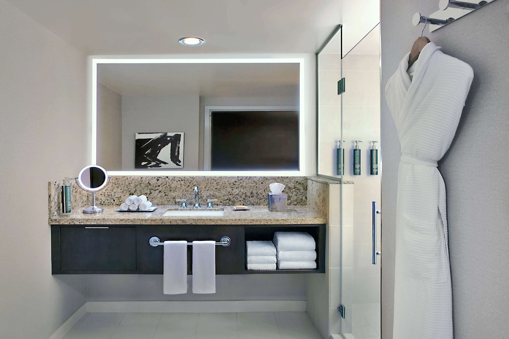 Premium Room, 1 King Bed, Accessible (Hearing) - Photo 6