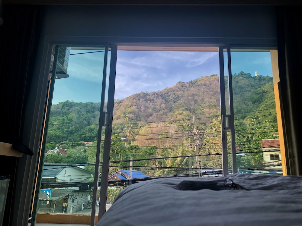 Deluxe Room with Balcony - Photo 3