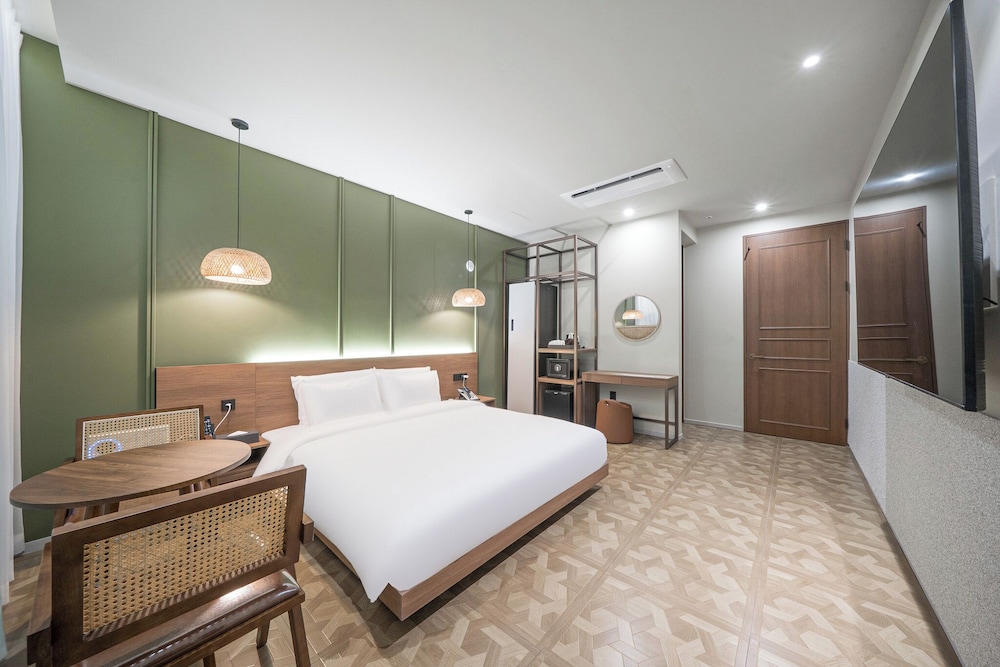 Premium Room, 1 King Bed, Non Smoking, No Windows