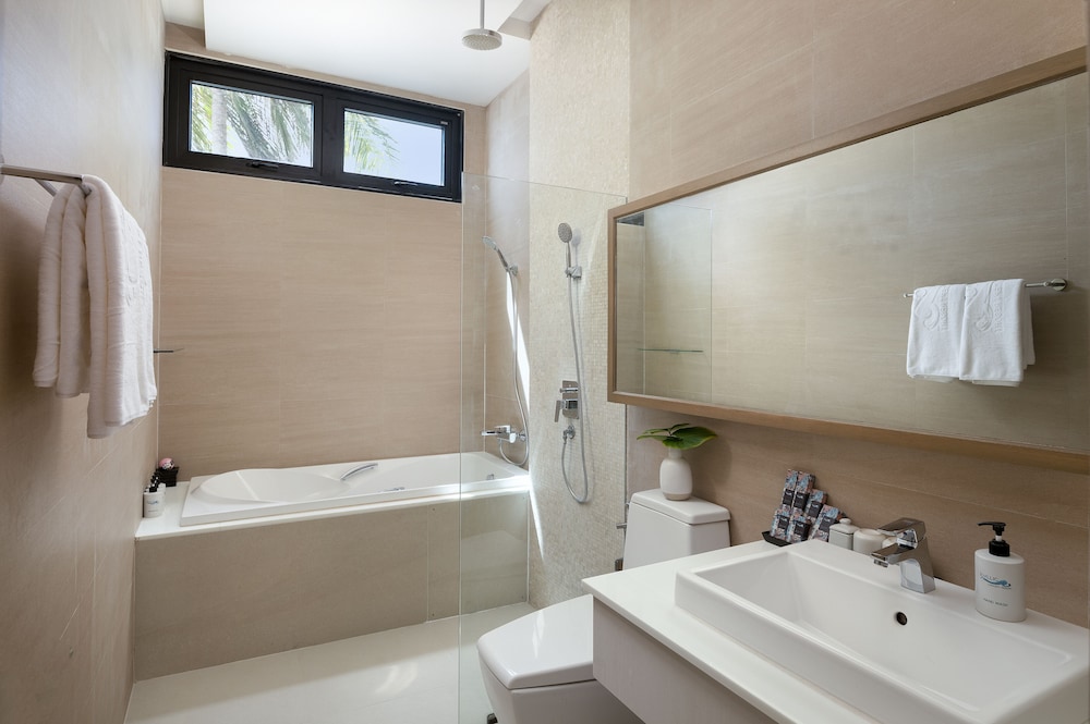 Premium Suite Beachfront with Bathtub (Ground Floor) - Photo 4