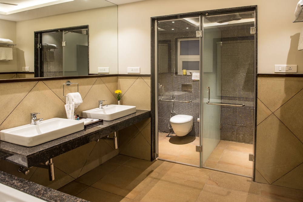 Suite - Photo 11