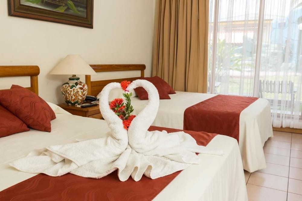 Standard Room, 2 Double Beds, Garden View photo 3