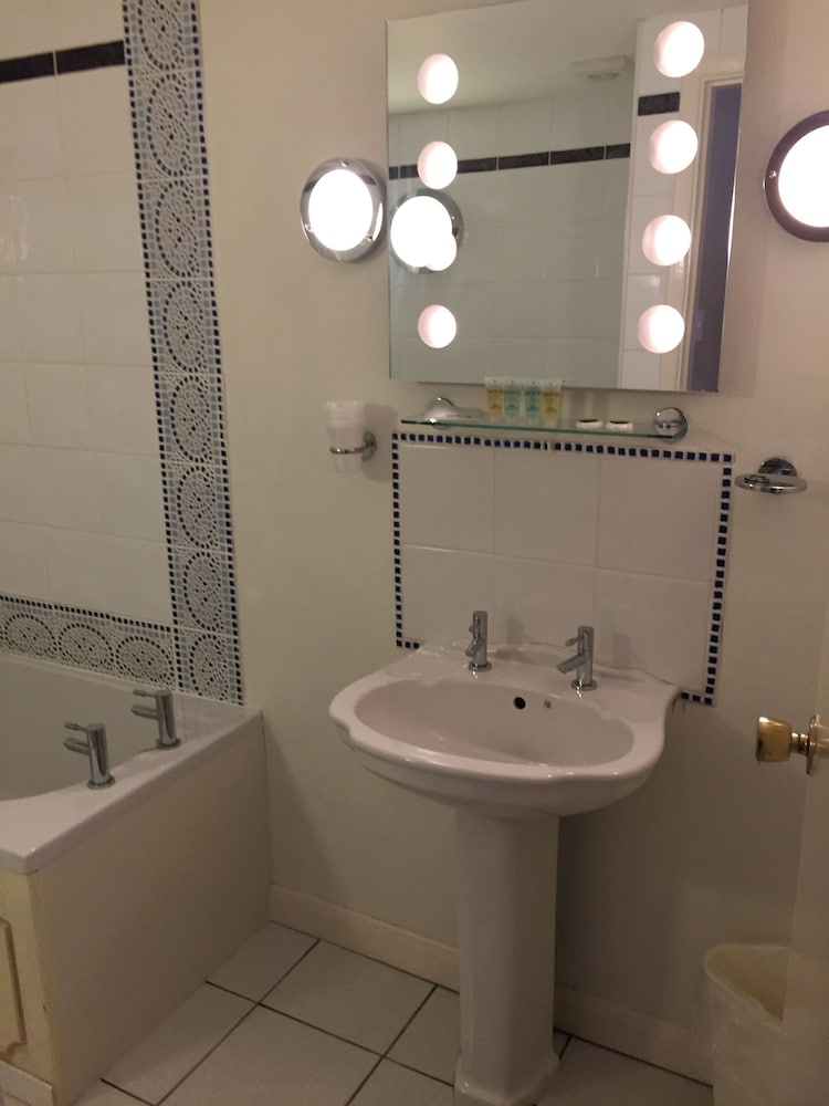 Standard Twin Room, Ensuite photo 3