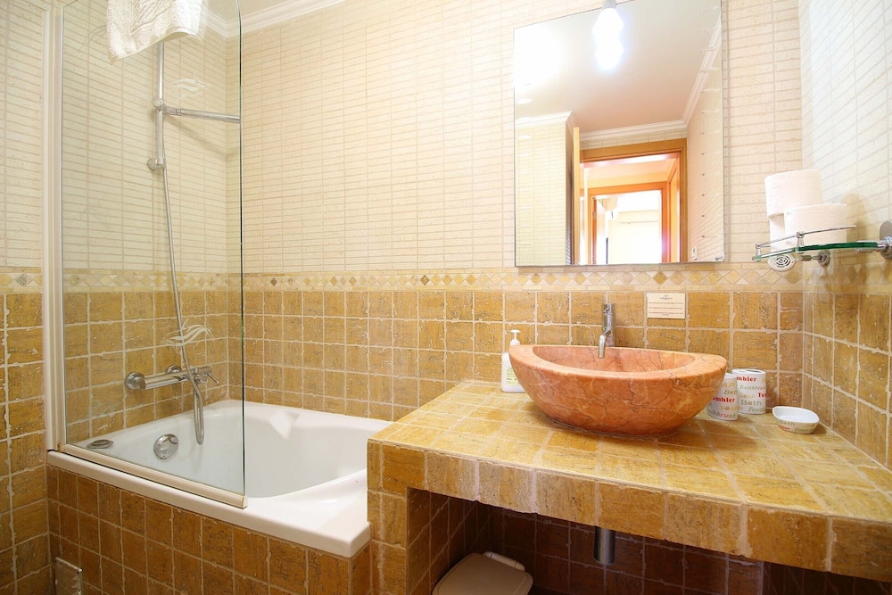 Apartment, 2 Bedrooms, Ground Floor photo 2