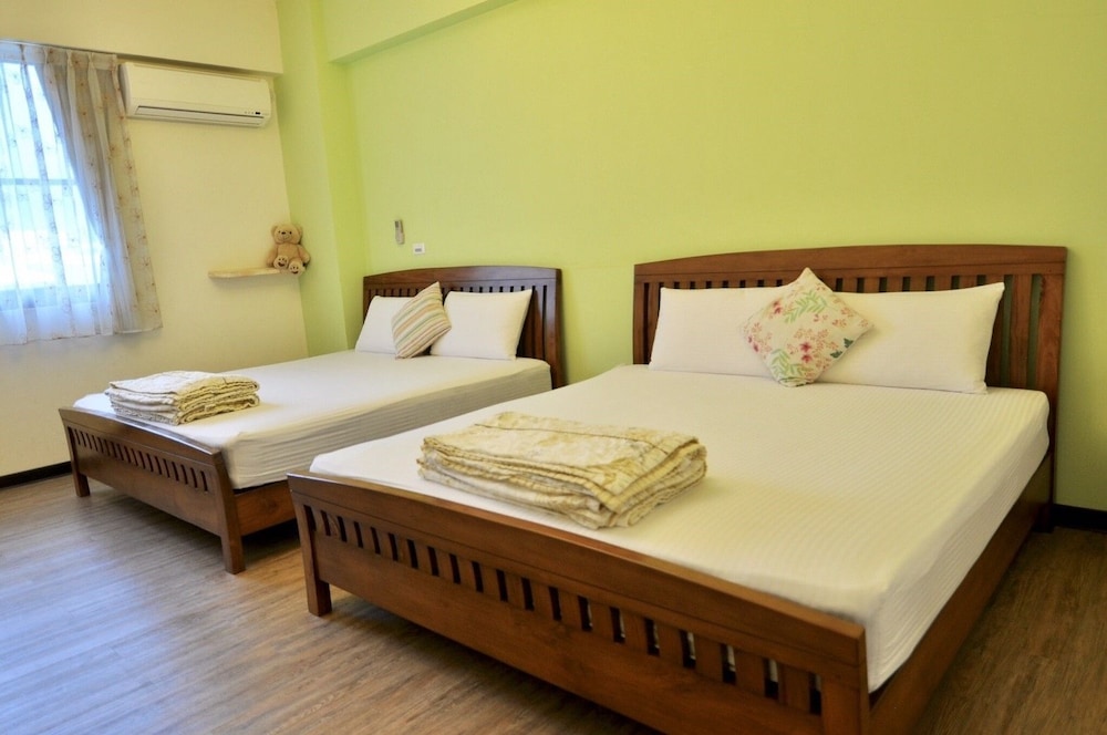 Comfort Quadruple Room, 2 Queen Beds (B302) photo 2