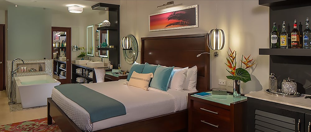 Honeymoon Room, 1 Bedroom, Ocean View (Beachfront Honeymoon Walkout) photo 2