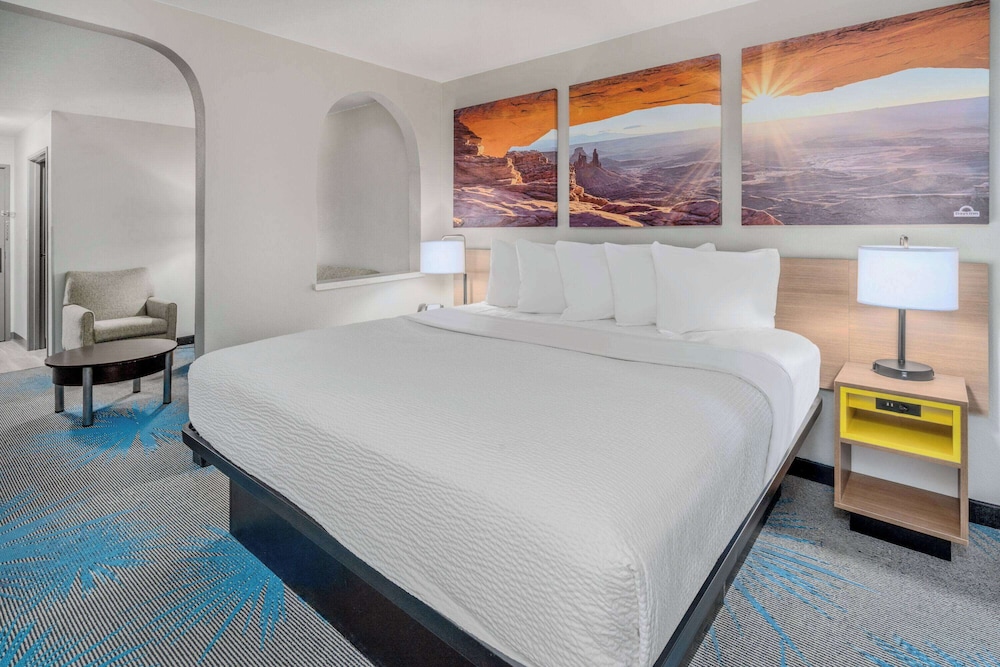 Studio Suite, 1 King Bed, Non Smoking - Photo 1