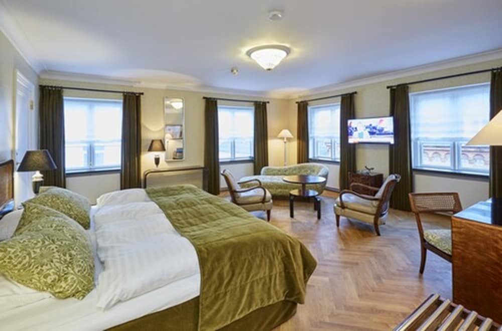 Classic Suite (Antique Room)